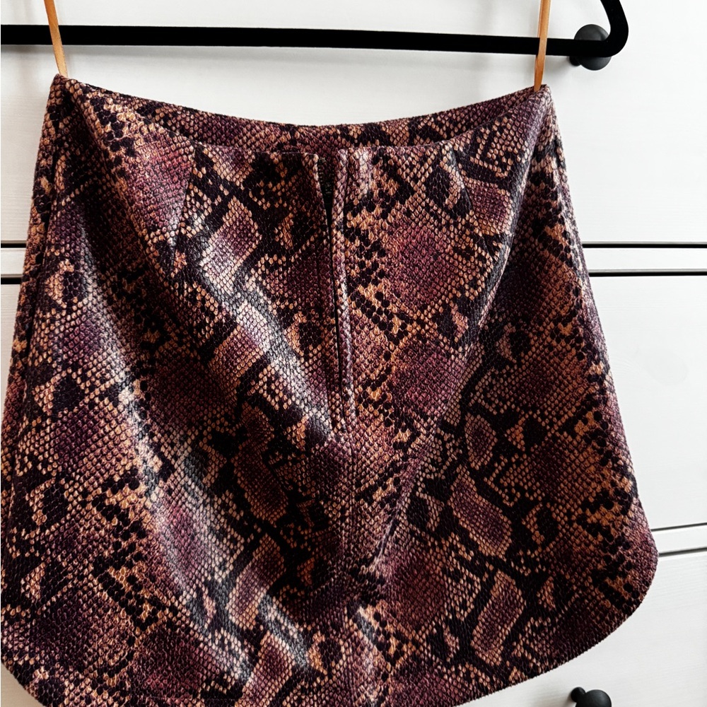 Chic Mini Skirt - Picture 5 of 5